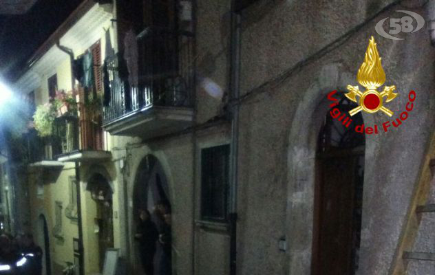 Paura a Bagnoli Irpino, casa avvolta dalle fiamme