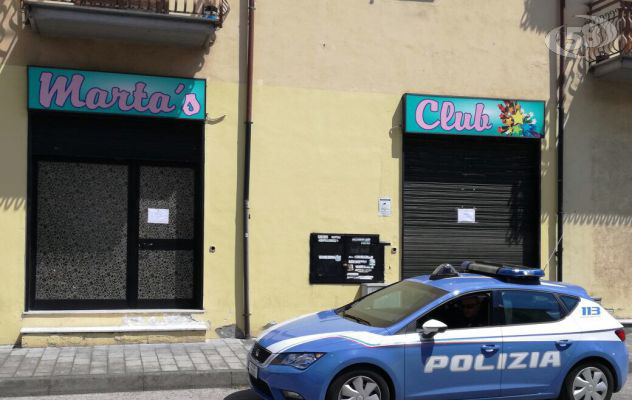 Macchinette proibite, Polizia chiude sala da gioco