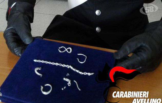 Vende bigiotteria spacciandola per oro: denunciato