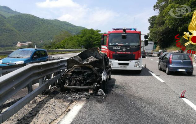 Famiglia in viaggio per Grotta, ma a Baiano l'auto va a fuoco