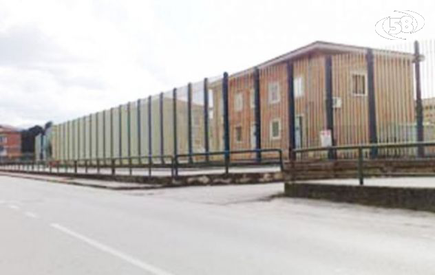 Viola i domiciliari per uscire con gli amici: arrestato