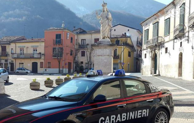 In abiti succinti cercano di adescare anziani signori