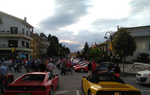 Da Sturno a San Giorgio del Sannio, l'intramontabile fascino della rossa di Maranello/VIDEO