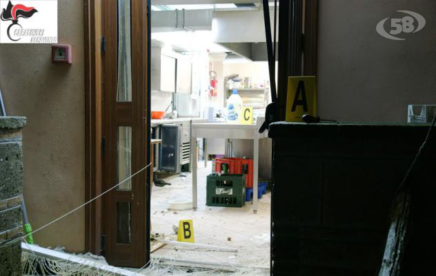 Tradita dal marito incendia le auto e piazza ordigno nell'agriturismo