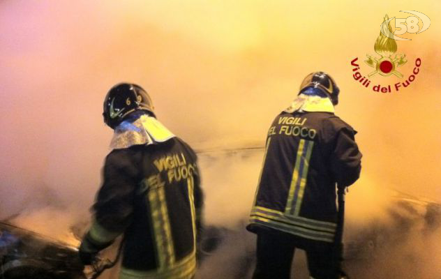 Auto in fiamme a Tre Torri: Vigili del Fuoco evitano l'esplosione