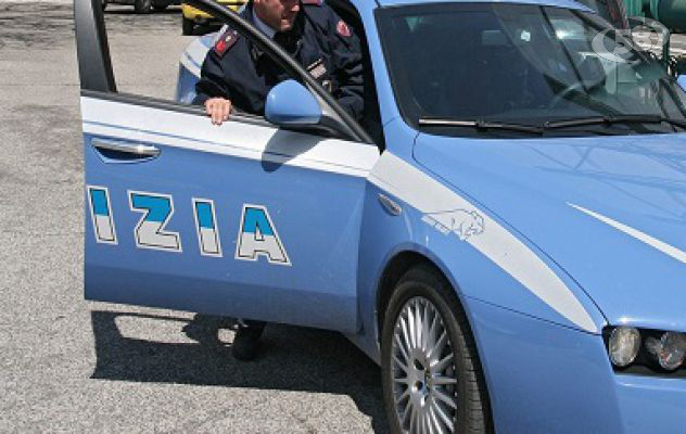 Apprezzamenti alla fidanzata, scatta la rissa: calci e pugni in centro