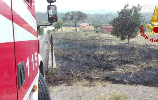 Irpinia nella morsa del caldo, incendi a catena: venti roghi
