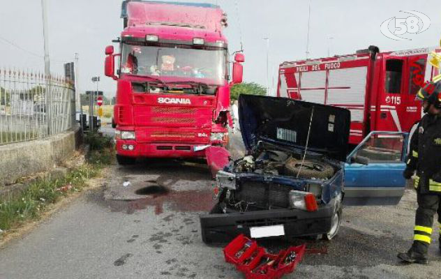 Fondo Valle Ufita, scontro tra un tir e un'auto: grave finanziere