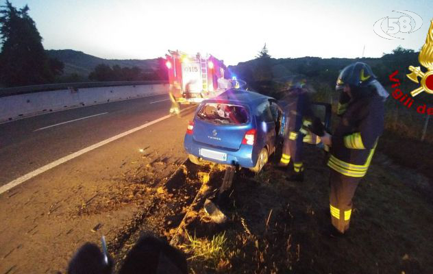 A16, si schianta contro il guardrail: perde la vita un 28enne. Illesa la fidanzata