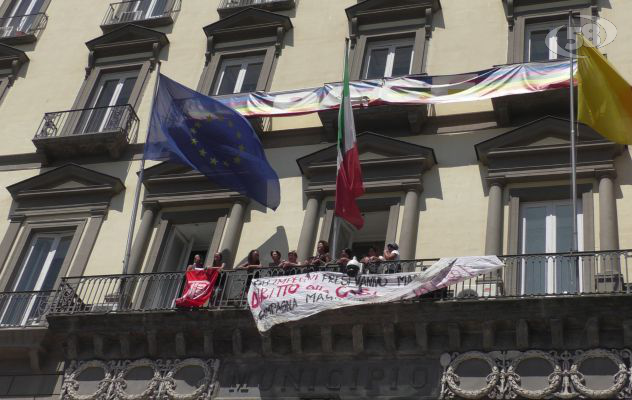  “Magnammoce o’ pesone”, De Magistris contestato dai movimenti per la casa