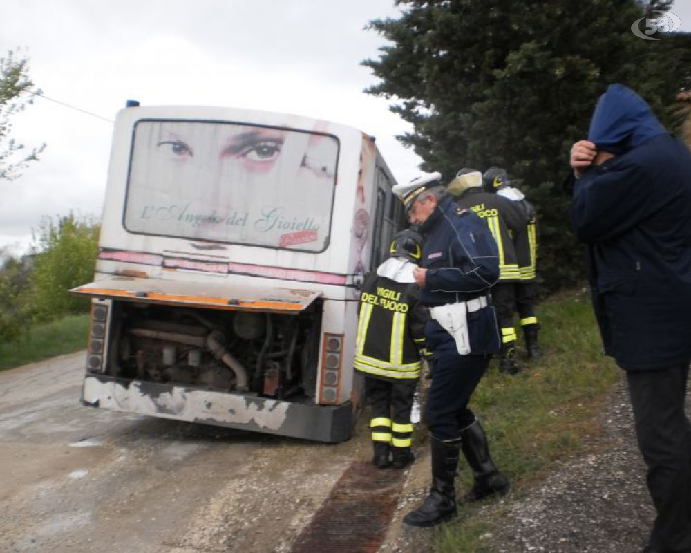 Autobus in una buca ad Ariano