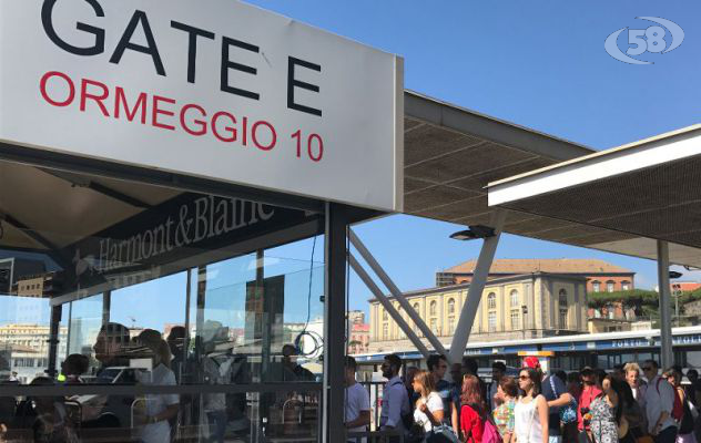 Caldo record, a Napoli tutti in fila per Capri e Ischia /VIDEO