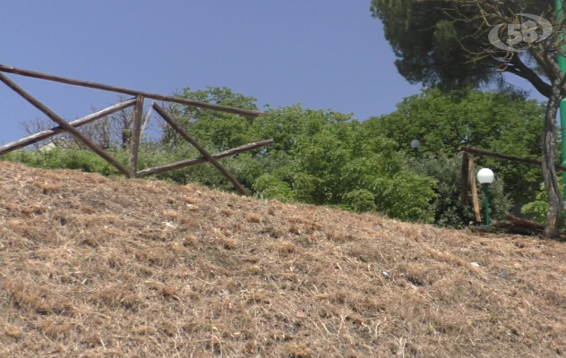 Staccionata divelta e ringhiera sfondata: cosa è accaduto a Piano della Croce?