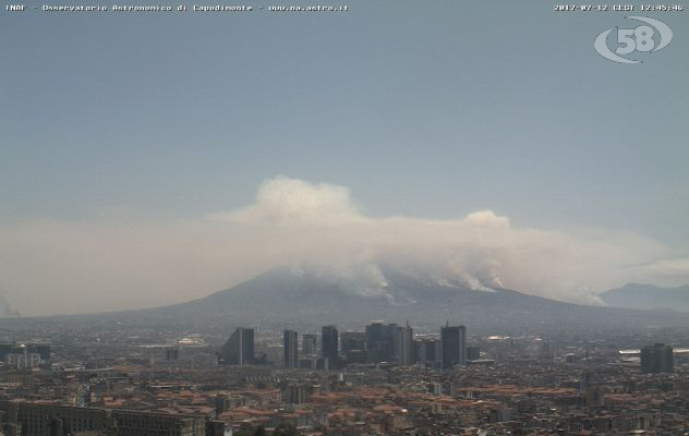 Campania nella morsa degli incendi: a lavoro per salvare il Vesuvio