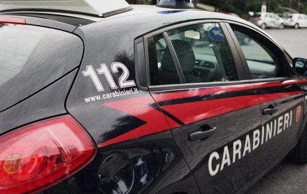 Si barrica in macchina per sfuggire all'ex: 40enne in manette