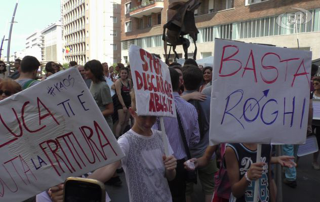 La Campania brucia, cittadini in piazza: basta roghi /VIDEO