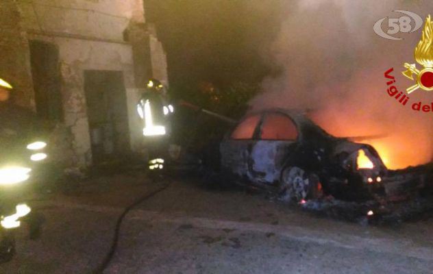 Auto in fiamme nella notte a Cervinara: s'indaga