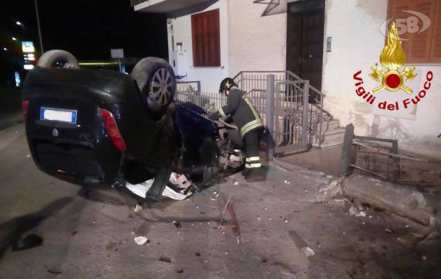 Sbanda e finisce contro un'abitazione: ragazza in ospedale