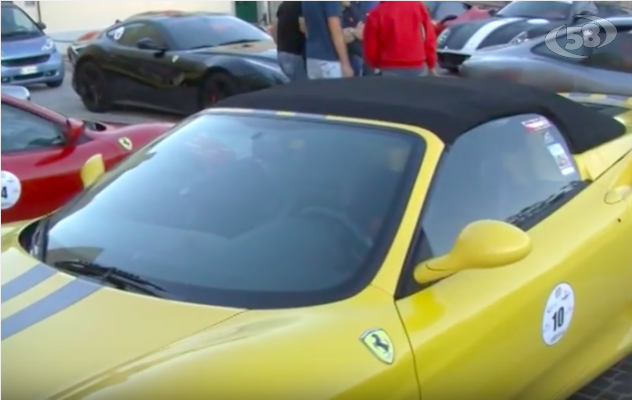 La scuderia Ferrari invade Teora: folla di appassionati e curiosi /VIDEO
