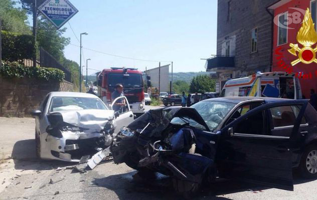 Scontro tra due auto: tre feriti in ospedale