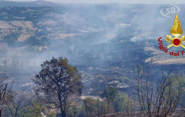 Irpinia di nuovo nella morsa degli incendi: decine di interventi