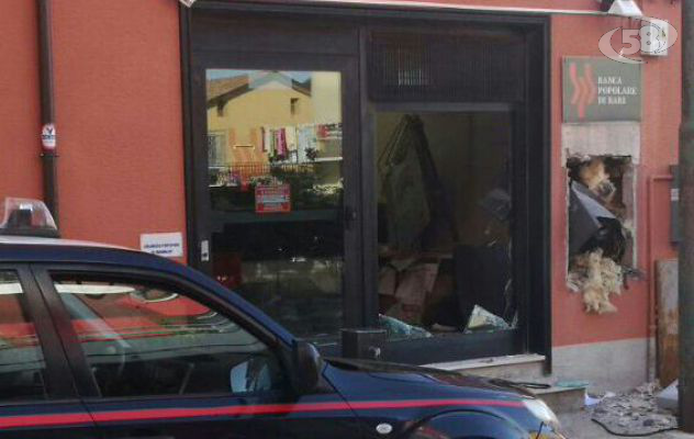 Fanno saltare il bancomat con dell'esplosivo: colpo a Bisaccia