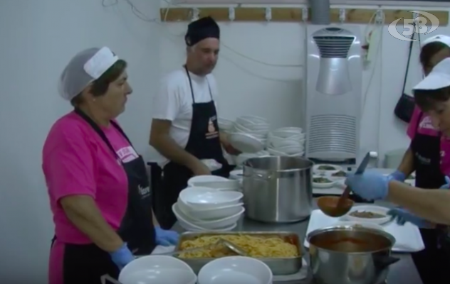 Spezzatino e minestra maritata, successo per la sagra di Santa Barbara/VIDEO