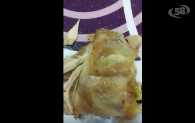 ''Vermi nel cibo'', i migranti protestano: interviene la Polizia