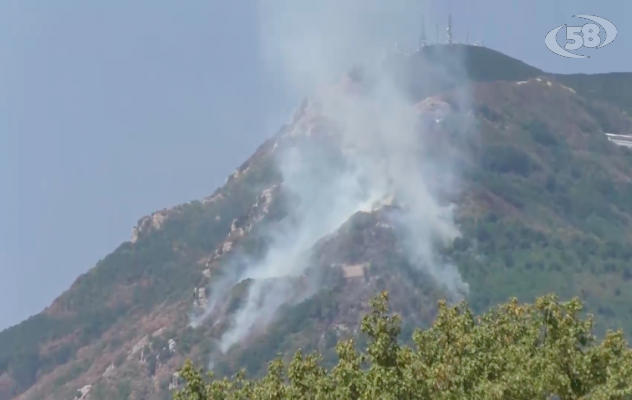 Incendi, emergenza senza fine: Montevergine di nuovo in fiamme