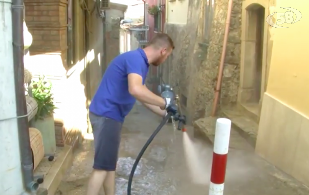 Ariano presa d'assalto da turisti e visitatori: pulizia straordinaria /VIDEO