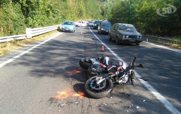 Ariano, Statale 90: brutto incidente per un centauro /VIDEO