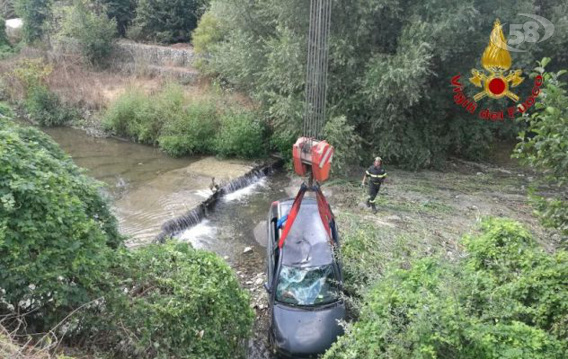 Atripalda, 27enne finisce con l'auto nel fiume Sabato/VIDEO