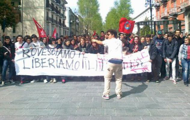 Avellino, studenti in piazza: l'articolo 18 va esteso