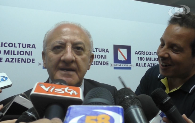 ''Se mi ricandido?'' De Luca ai giornalisti: ''Voi non state bene, fatevi vedere''. Mastella assolto? ''Dio lo abbia in gloria''