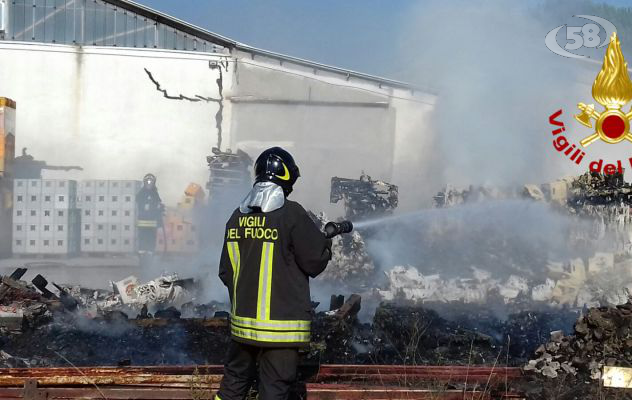 In fiamme deposito di bibite di Calitri, Vigili del Fuoco all'opera