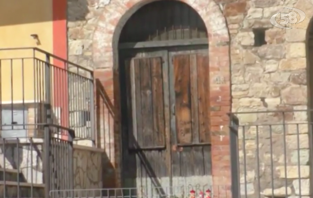 Il volto di Padre Pio sul portone: c'è chi grida al miracolo /VIDEO