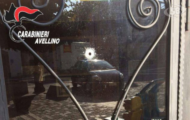 Colpi di pistola contro un bar del paese. Si indaga