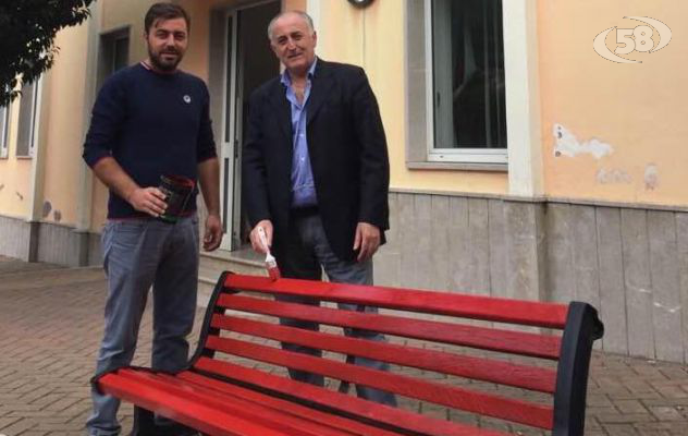 San Sossio Baronia si schiera al fianco delle donne: una panchina rossa contro la violenza
