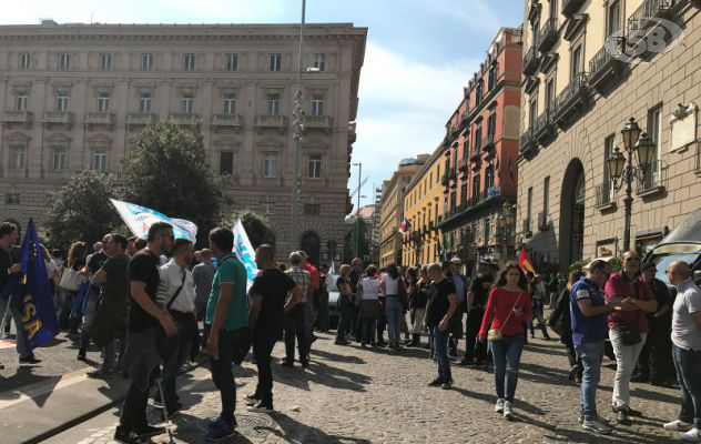 Giornata senza trasporto pubblico a Napoli: è caos /VIDEO