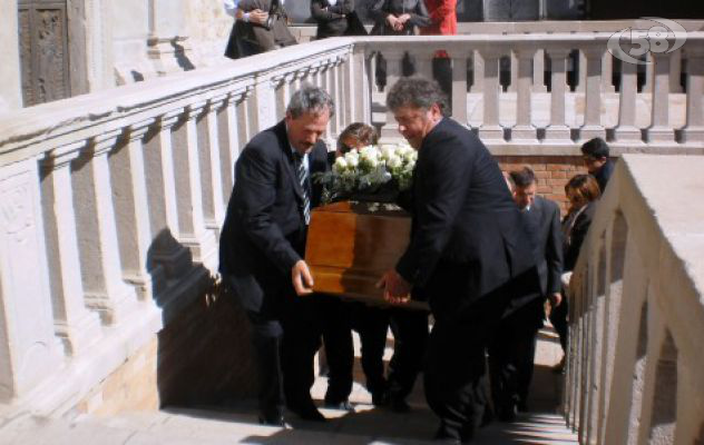 Ariano si stringe intorno a Guido e alla sua famiglia: folla per l'ultimo saluto/Video