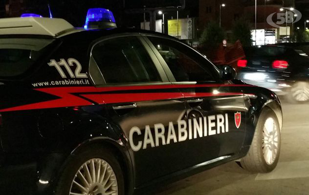 Rompe il vetro dell'auto e ruba la borsa con denaro, documenti e carta: preso 35enne