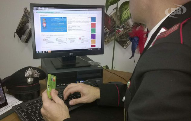 Si presenta come promotore finanziario per truffare una donna: denunciato 