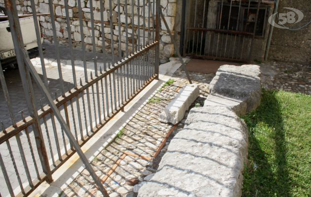 Vandali in azione sfregiano una colonna romana, Ricci: "Gesti di chi è frustrato"