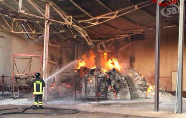 Frigento, capannone in fiamme: 5 ore per domare l'incendio