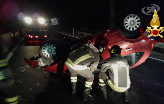 Sbanda e si ribalta, donna in ospedale