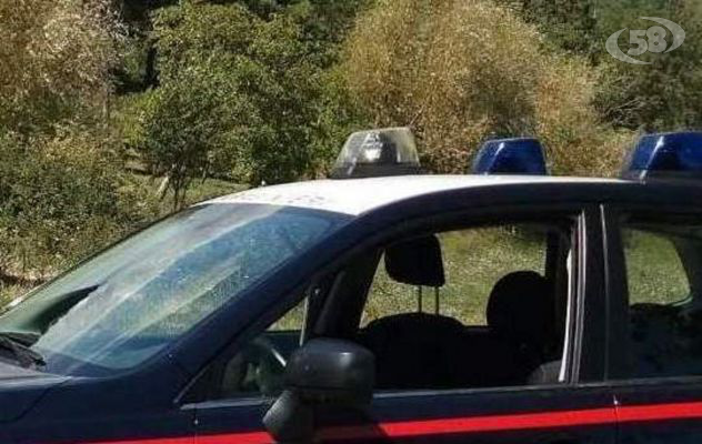 ''Non dovete vendere quel terreno, vi sparo in testa'': violenta aggressione in una agenzia immobiliare