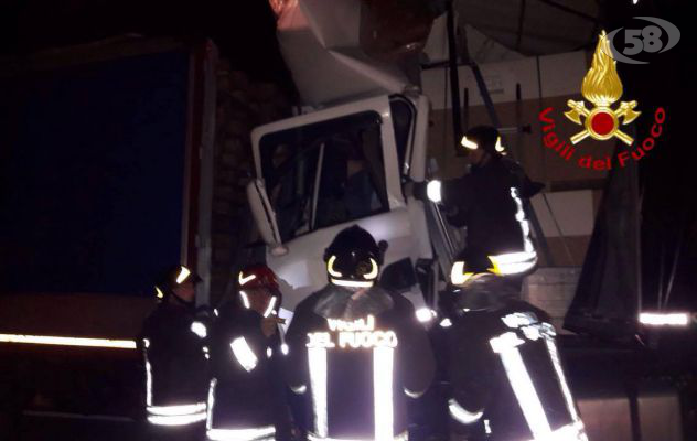 Incidente mortale sull'A16: scontro tra tir, 60enne non ce la fa