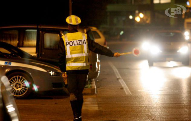Inseguimento nella notte, l’auto sperona la Polizia: arrestato 54enne