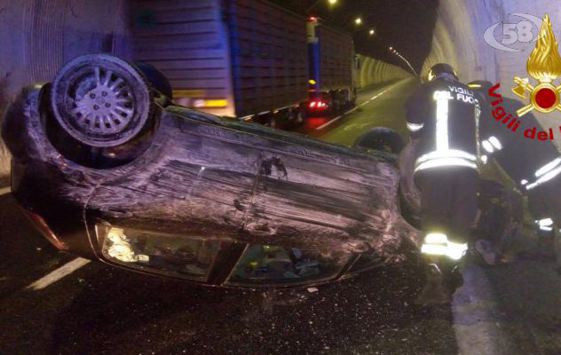 Si ribalta con l'auto in A16, intervengono i caschi rossi