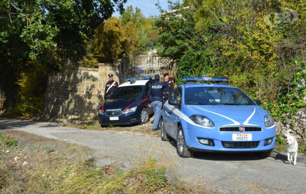 Ruba satellitare e occhiali in un'auto, arrestato
